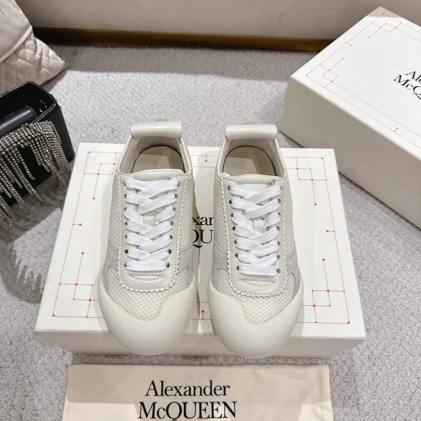 👟👟Ex-factory price 600👟👟 Men's size +10 2025 McQueen's new AIexanderMcQUEEN✅ The original quality has been certified! The original version is reproduced 1:1, and the latest lace-up casual shoes are released simultaneously. • McQueen logo • Round toe box • Lightweight segmented sole design, made of imported stretch breathable fabric + grained cowhide, soft inner lining and insole, comfortable for walking and not stuffy on the feet. Five colors: black/white·white·off-white·black/brown·yellow Fabric: grained cowhide + stretch fabric + cow suede Insole: imported sheepskin Women’s model: 35–40 (40 for women is not returnable) Men’s model: 39–45 (45 for men is not returnable)